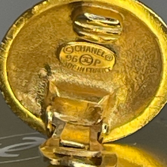 CHANEL Coco Mark Earrings With The Box - Picture 7 of 10